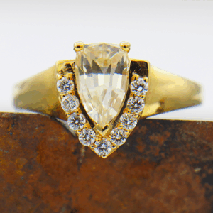 Yellow Sapphire 1.23ct Shield YG Ring (NH) FIN044